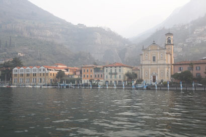 La chiesa vista dal lago